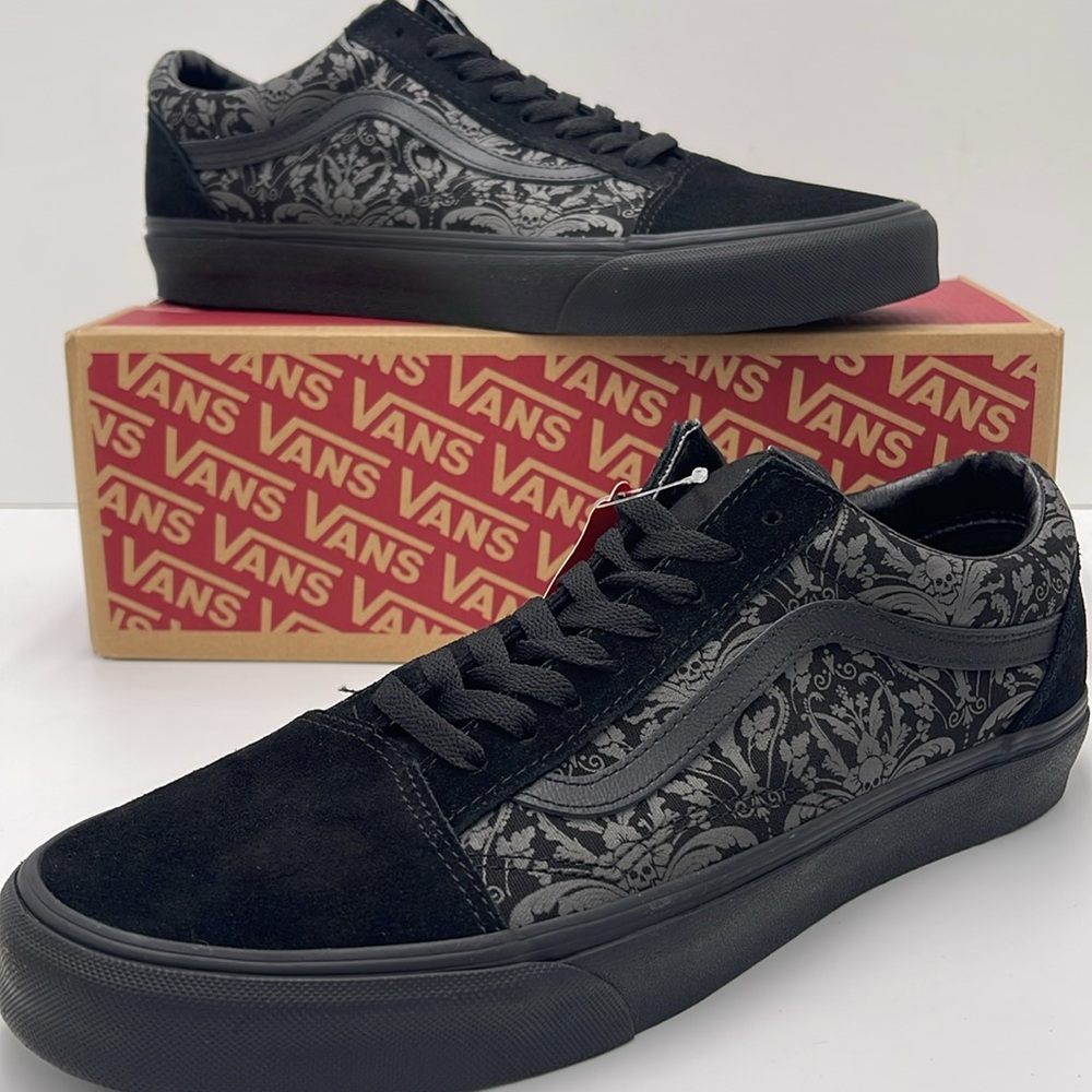 Vans WMNS Black and Gray Patterned Sneakers Old Skool
Skull Tapestry Raven/Black - Picture 15 of 15